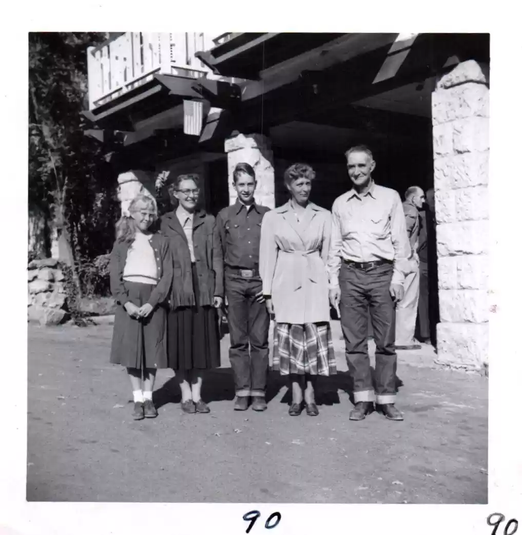 Tom & Maxine Bailey, Elizabeth, Colleen, & Walt of  Dimond, Oregon (90)